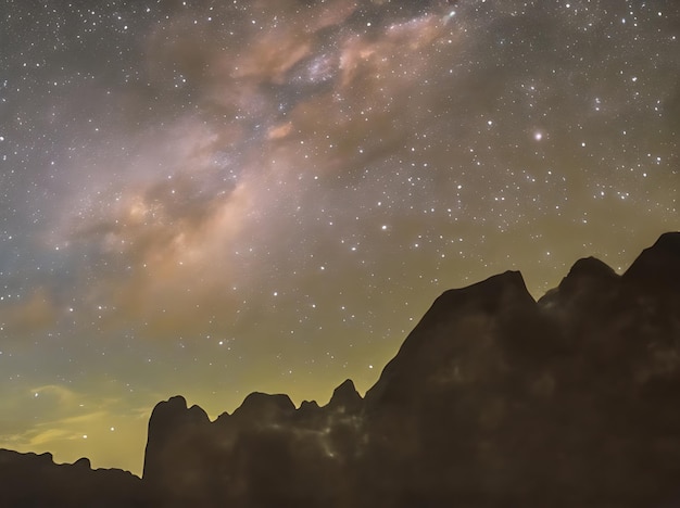 Um vasto céu noturno estrelado a Via Láctea estendendo-se pelos céus Rastros de estrelas acima do Monte