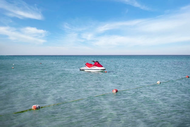 Um veículo jet ski estacionado em uma praia na água, férias de verão