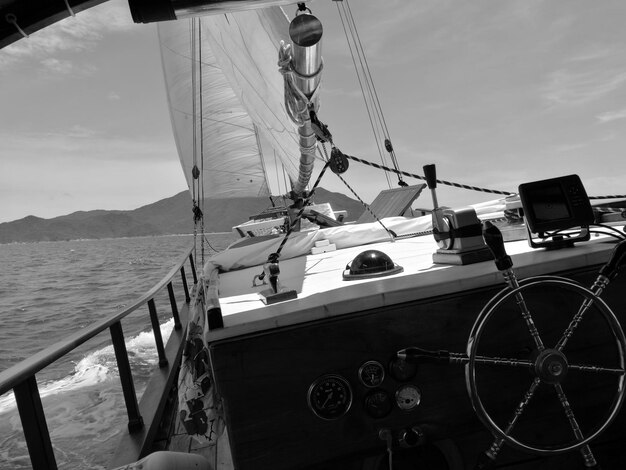 Foto um veleiro a navegar no mar contra o céu