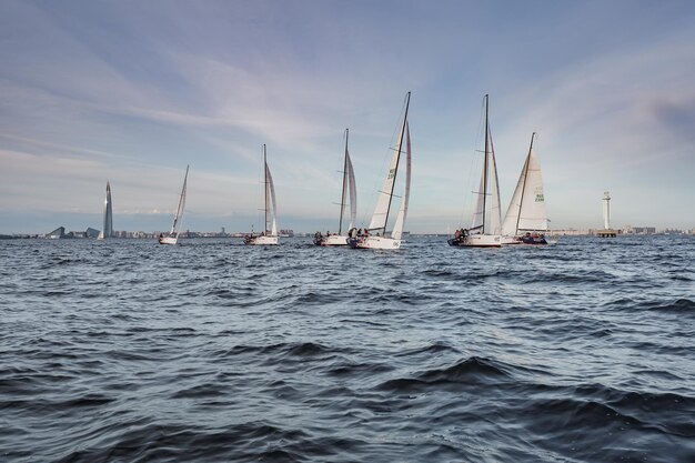 Um veleiro a navegar no mar contra o céu