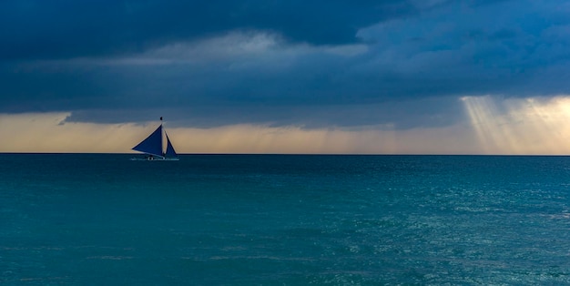 Foto um veleiro a navegar no mar contra o céu