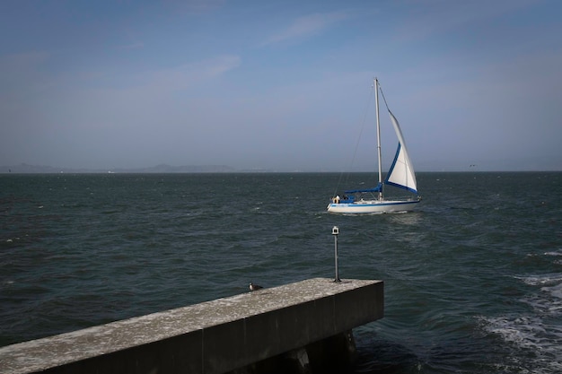 Um veleiro no mar contra o céu