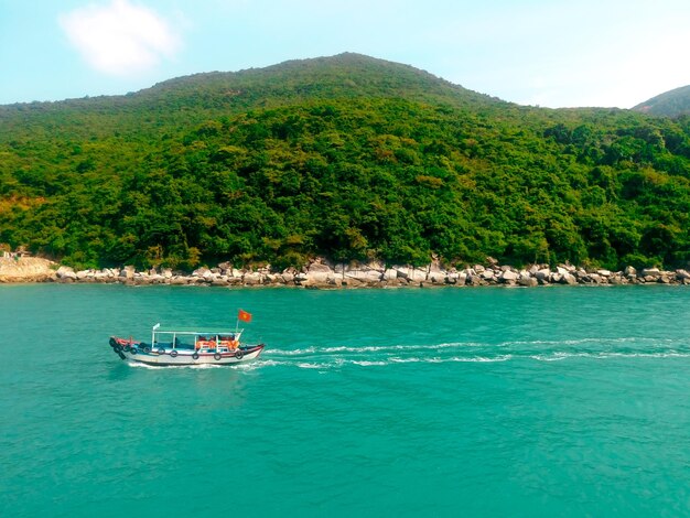 Um veleiro no Mar da China Meridional perto de Nha Trang