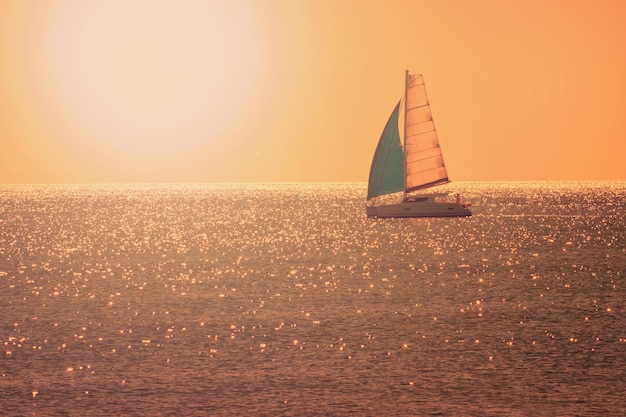 Foto um veleiro solitário no mar calmo