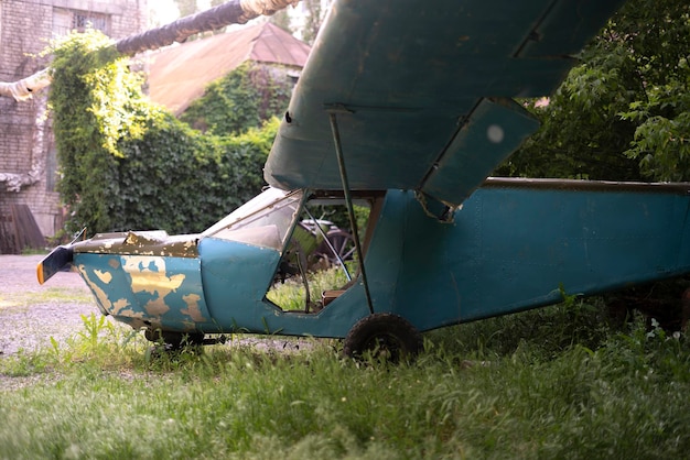 Um velho avião pequeno abandonado deixado na floresta