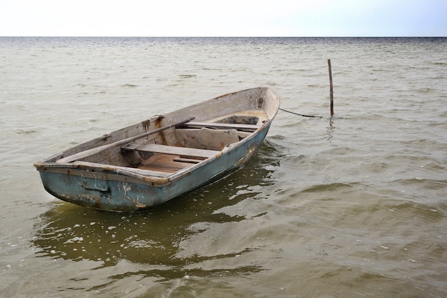 Um velho barco de pesca. esperando o pescador.