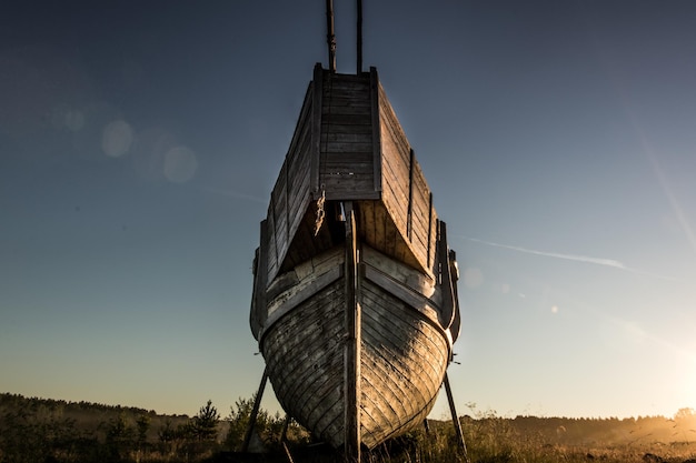 Um velho barco vikings que fica na grama Rússia Carélia