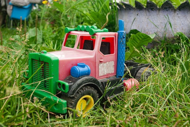 Um velho caminhão KAMAZ de brinquedo na grama