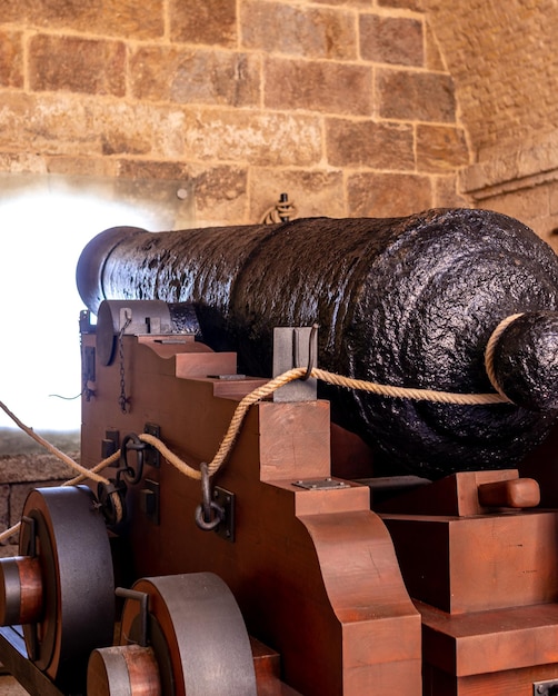 Um velho canhão na fortaleza de Cartagena Murcia