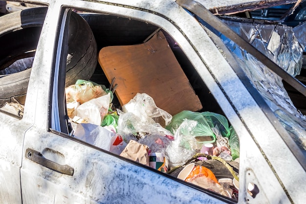 Foto um velho carro branco quebrado e abandonado um carro com um pára-brisas quebrado