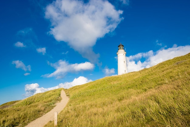 Um velho farol branco em Frederikshavn, hritshals, construção da Dinamarca durante a Guerra Mundial