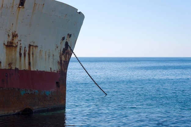 Um velho navio enferrujado na ilha de Chipre