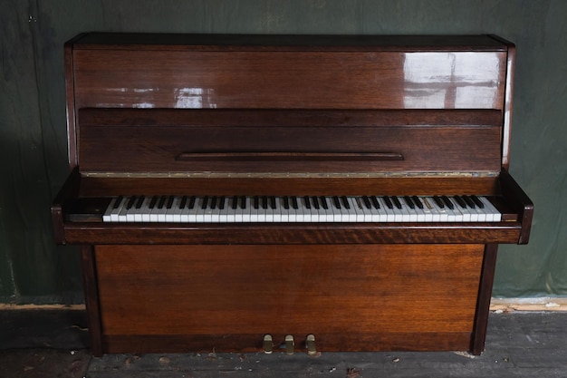 Foto um velho piano numa casa abandonada.