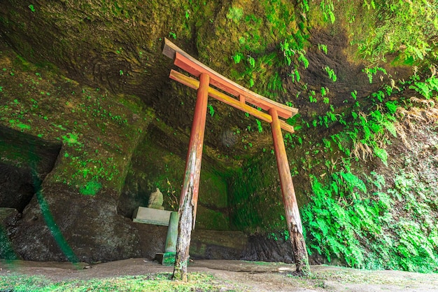 Um velho torii que sente os anos e a história