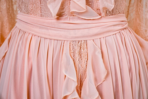 Foto um vestido rosa com um laço nele