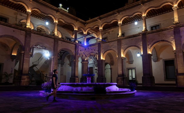 Um viajante visitando o Centro de Artes de Queretaro com espaço para texto