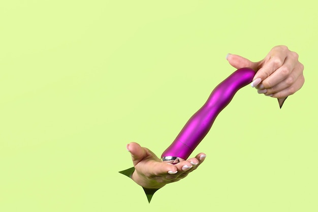 Um vibrador Um brinquedo sexual Estimulação vaginal Copiar espaço Massageador vibratório