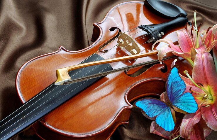Foto um violino com um arco e teclas.