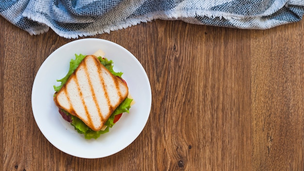 Foto um, visão aérea, de, sanduíche grelhado, ligado, prato branco, com, guardanapo