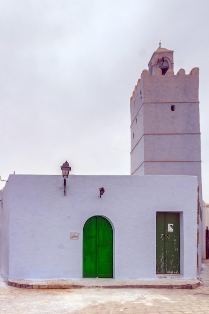 Um vislumbre das encantadoras pequenas mesquitas Masjids em Kairouan Tunísia