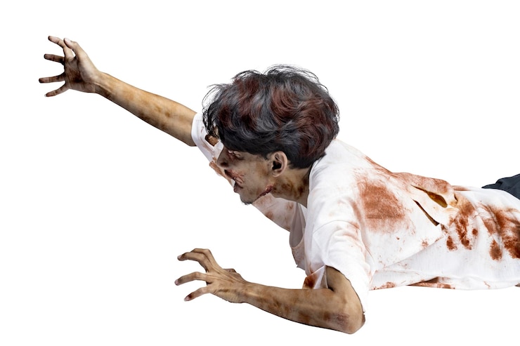 Foto um zumbi assustador com sangue e feridas no corpo rastejando isolado sobre um fundo branco