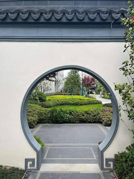 Uma abertura circular é vista através de uma porta de um edifício.