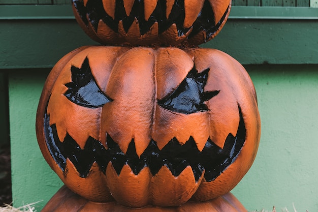 Uma abóbora de Jack-o-Lantern de cor escura decorativa de Halloween na rua. Conceito de celebração de Halloween e carnaval.