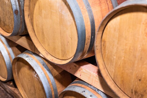 Uma adega cheia de barris de conceito de álcool de vinho