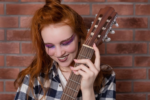 Uma adolescente com maquiagem colorida brilhante