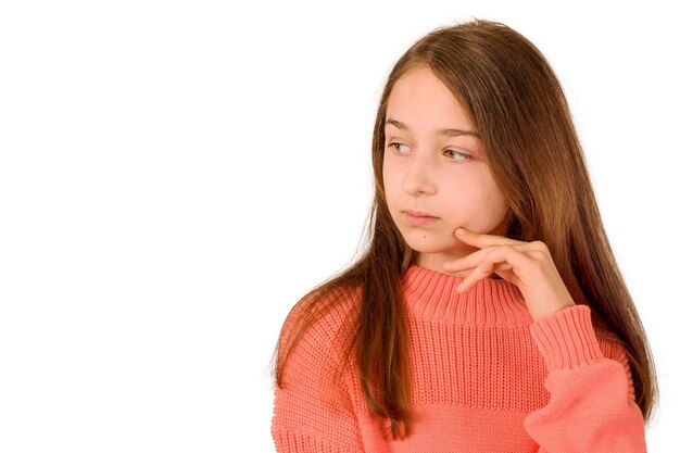 Uma adolescente de 11 anos em um suéter rosa Retrato de uma jovem isolada em branco