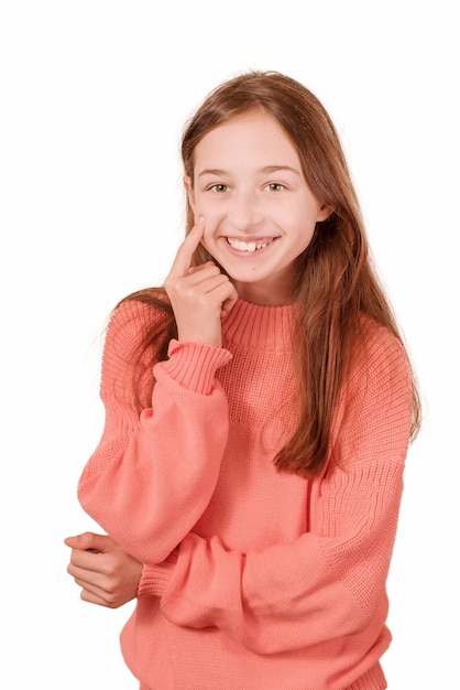 Uma adolescente está sorrindo Garota de suéter rosa isolada em branco