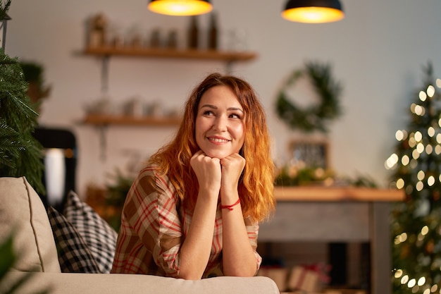 Uma adorável garota ruiva com um sorriso misterioso faz planos