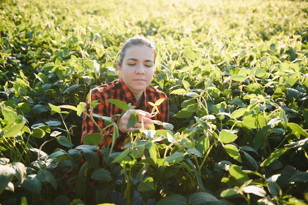 Uma agricultora no campo de soja