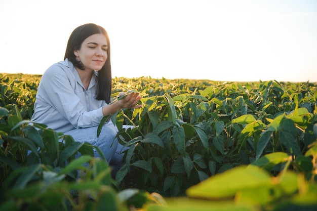 Foto uma agricultora no campo de soja