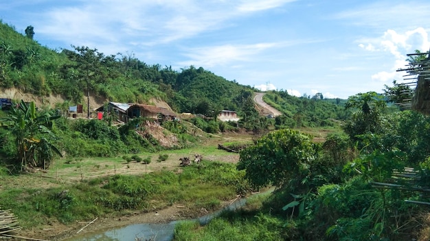 Foto uma aldeia no lado da montanha