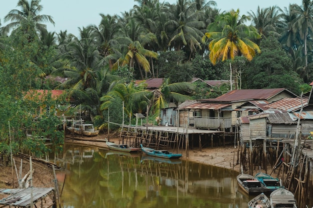 Uma aldeia ribeirinha com barcos de pesca