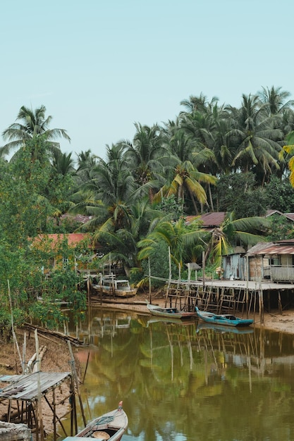 Uma aldeia ribeirinha com barcos de pesca