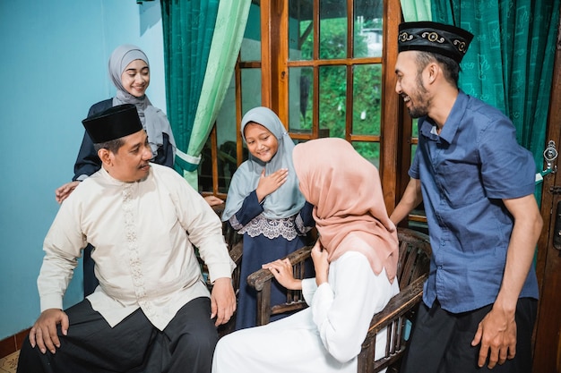 Uma alegria em família durante a celebração de idul fitri