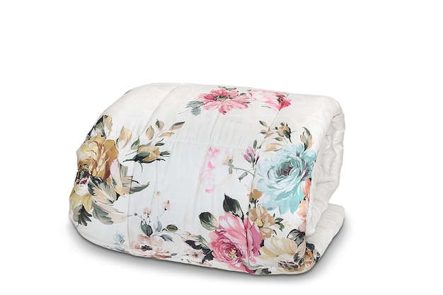 Uma almofada floral que tem uma capa branca com um padrão floral.