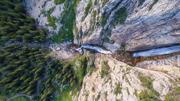 Foto uma alta cachoeira em cascata em um desfiladeiro da montanha