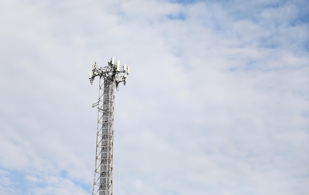 Uma alta torre de metal com luzes nela.