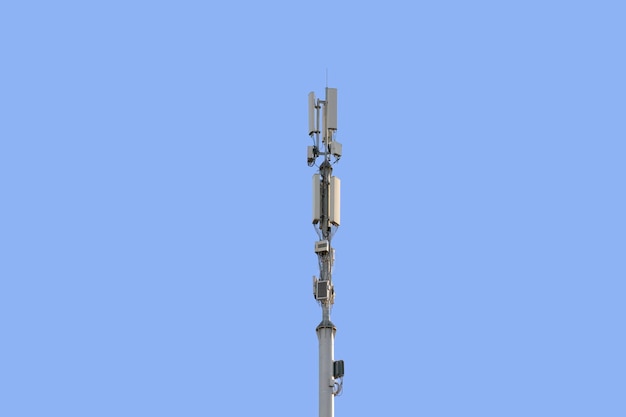 Uma antena de estação 5g na cidade contra o receptor de rede do céu