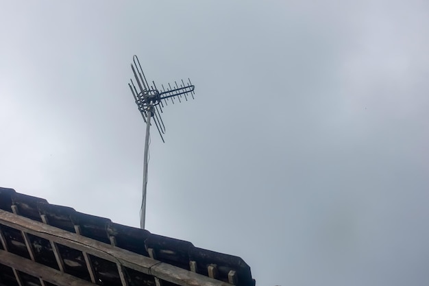 Uma antena superior do telhado com um fundo do céu