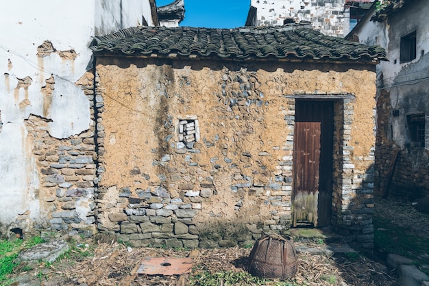 Foto uma antiga casa chinesa em ruínas; rústico