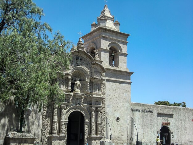 Uma antiga igreja no meio de um centro da cidade