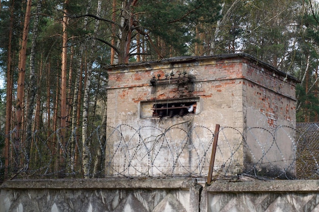 Uma antiga subestação transformadora em uma floresta de pinheiros, região de Moscou, Rússia