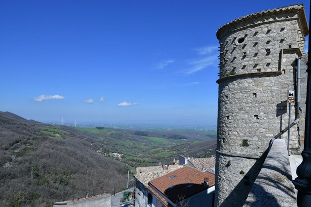 Uma antiga torre em Alberona, uma cidade medieval na província de Foggia, na Itália
