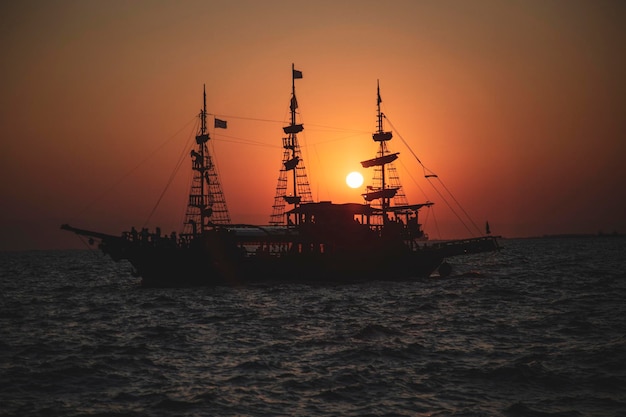 Uma antiga vista de galeão grego do mar Egeu durante o pôr do sol