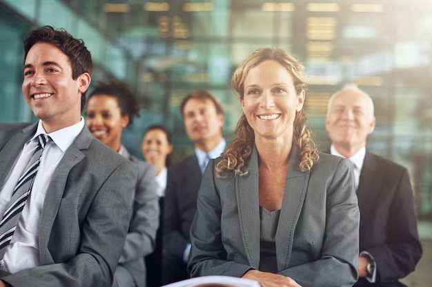 É uma apresentação positiva Foto recortada de um grupo de empresários sentados em uma apresentação