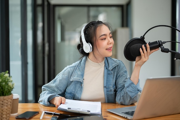Uma apresentadora de rádio compartilhando notícias interessantes com sua audiência on-line durante seu programa on-air
